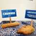 Su un tavolino ad esempio notiamo due prodotti fritti: sono il churro e lempanadas